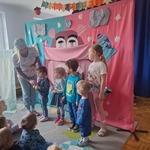 dzieci stoją na scenie z panią w stroju lekarza.jpg