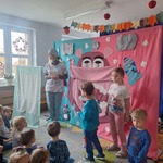 dzieci stoją na tle dekoracji teatrzyku.jpg