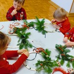 dzieci robią wianki świąteczne.jpg