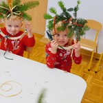chłopiec i dziewczynka pokazują świąteczne wianki.jpg