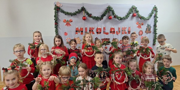 dzieci pozują do zdjęcia z wiankami świątecznymi.jpg