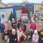 dzieci pozują do zdjęcia z figurką mikołaja.jpg