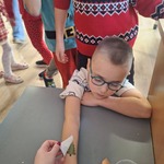 chłopiec ma robiony tatuaż na ręce.jpg