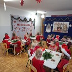 dzieci siedzą przy stolikach.jpg