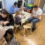 rodzice i dzieci robią ozdoby świąteczne.jpg