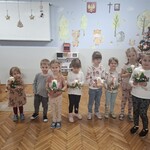 dzieci pokazują zrobione przez siebie stroiki.jpg