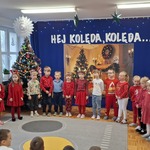 dzieci stoją na scenie i śpiewają kolędę.jpeg