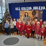 dzieci pozują do zdjęcia z nauczycielką.jpeg