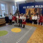 dziewczynki stoją na sali i mówią wiersz.jpg