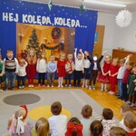 dzieci śpiewają kolędy na scenie.jpg