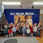 dzieci stoją na scenie.jpg