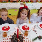 dziewczynki i chłopiec przy stole świątecznym.jpg