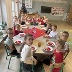 dzieci siedzą przy stole przed nimi talerze z barszczem.jpg