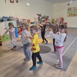 dzieci tańczą na dywanie układ taneczny.jpg