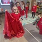 dziewczynka pokazuje czerwoną spódnicę.jpg