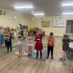 dzieci tańczą na dywanie patrząc na układ taneczny.jpg