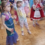 Dziewczynki przebrane za postacie z bajek tańczą