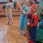 Czworo dzieci trzyma w rękach materiałowe marchewki