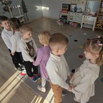 Dzieci tańczą w parach trzymając się za ręce.jpg