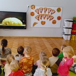 dzieci oglądają film edukacyjny o robieniu pizzy.jpg