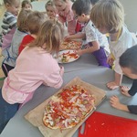 dzieci układają składniki na pizzy.jpg