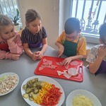 chłopiec kroi wędlinę.jpg