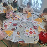 dzieci wyciaają obrazki składników na pizzę.jpg