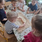 chłopiec wałkuje placek na pizzę.jpg