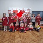 dzieci pokazują kartki walentynkowe.jpg