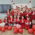 dzieci w czerwonych ubraniach pokazują walentykowe zakładki.jpg