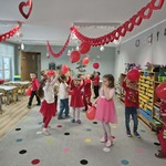 dzieci tańczą z czerwonymi balonami.jpg