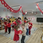 dzieci tańczą w parach trzymając między sobą balon.jpg