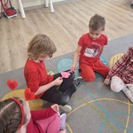 chłopcy trzymają sznurek od papierowego serduszka.jpg
