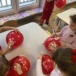 dzieci malują na czerwonych balonach.jpg