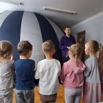 dzieci stoją przy dużym namiocie i słuchają mężczyzny który stoi na przeciwko.jpg
