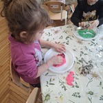 dziewczynki wycinają w plasteliny dinozaury.jpg