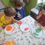 dzieci lepią z plasteliny dinozaury.jpg