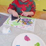 dziewczynka maluje obrazek z dinozaurem.jpg