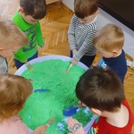dzieci kopią łopatką w zielonym piasku.jpg