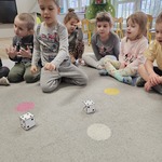 chłopiec rzuca papierowymi kostkami.jpg