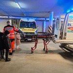 dzieci razem z ratownikiem stoją przy karetce i noszach.jpg