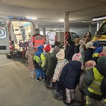 dzieci stoją w kolejce przy samochodzie karetki pogotowia.jpg