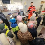 dzieci słuchają co opowiada im ratownik medyczny.jpg