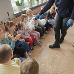 pani pokazuje dzieciom szklane naczynie z parą wodną.jpg