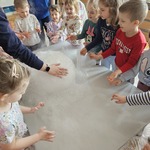 dzieci oglądają białą piane na stoliku.jpg