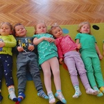dzieci leżą na podłodze i pokazują swoje skarpetki.jpg