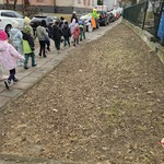 dzieci idą w parach po chodniku.jpg