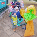 dzieci stoją na chodniku.jpg