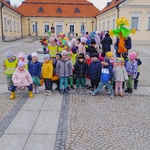 dzieci stoją przed ratuszem w centrum miasta.jpg