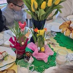 Udekorowany stół_ na środkku wazon z tulipanami i stroiki wielkanocne.jpg